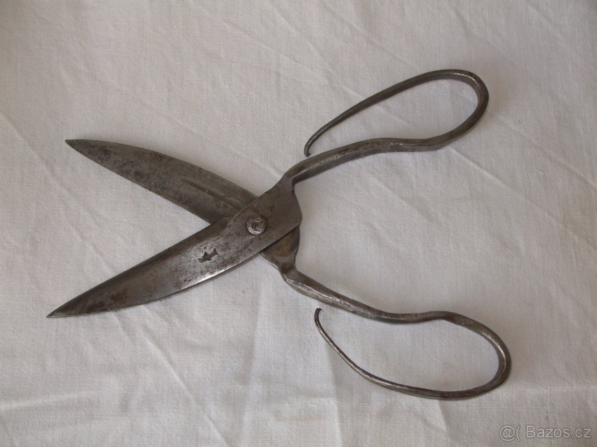 Nůžky,obecný kov,délka 21 cm,ruční výroba, 19.století - 2