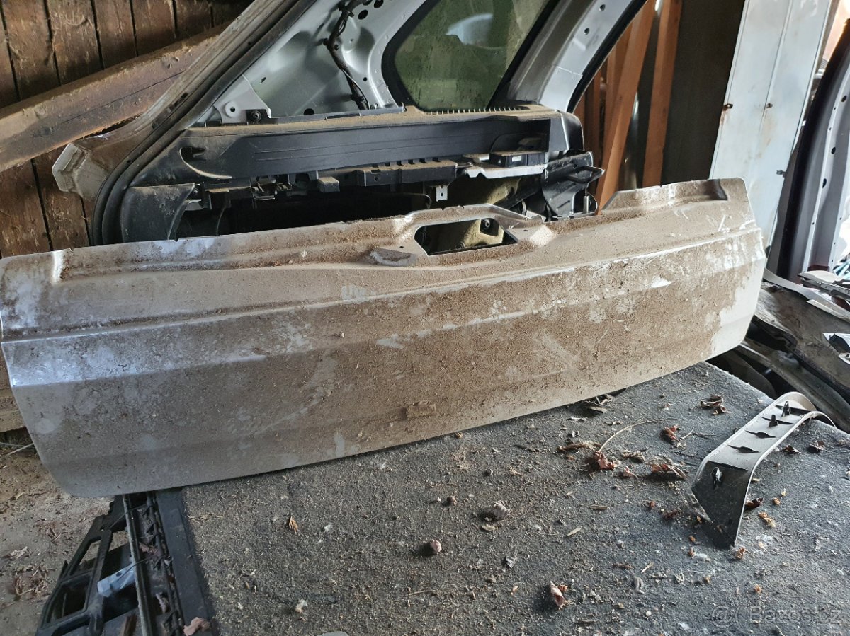 Prodám vyztuhu a dveře na BMW X5 E70 3,0d - 2