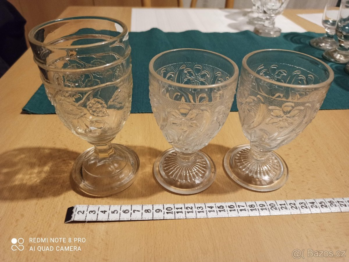 Staré dózy, silnostěnné sklo -sklenice, číše - 2