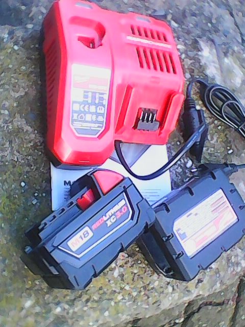 Milwaukee baterie a nabijecka M12 a M18 - 2