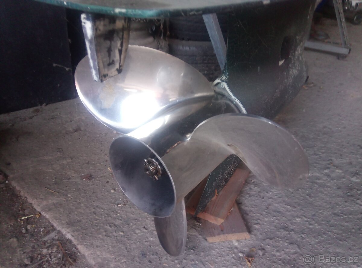 Závěsný motor Evinrude 300 - 2