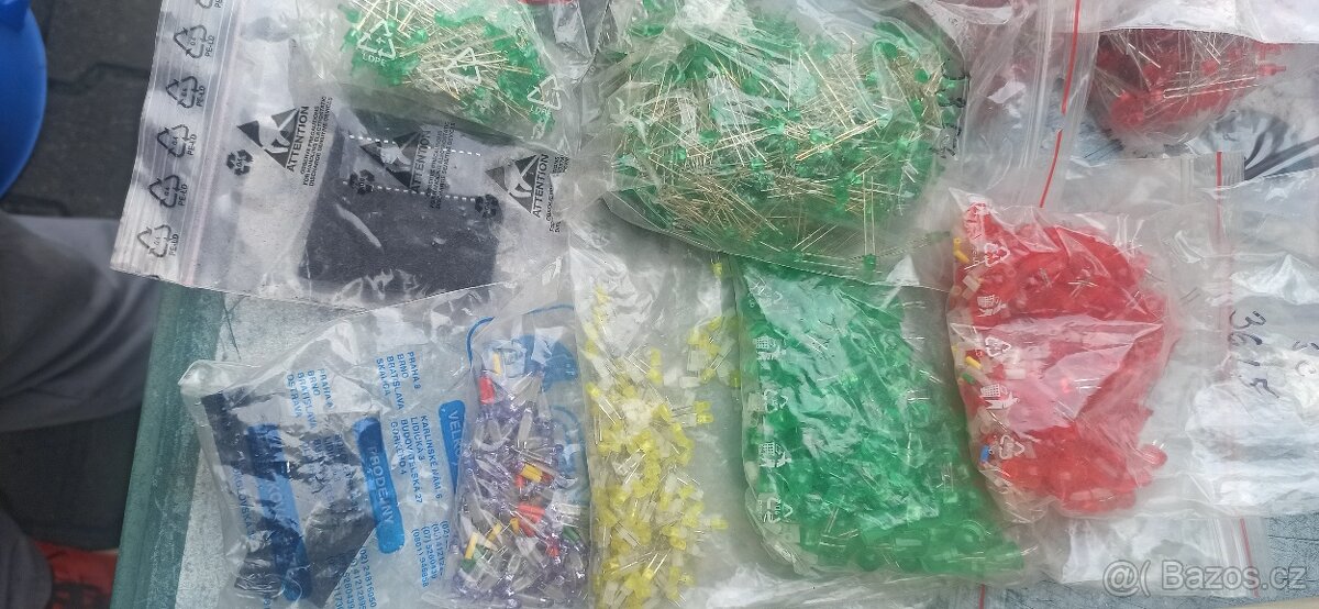 Velké množství součástek - 2
