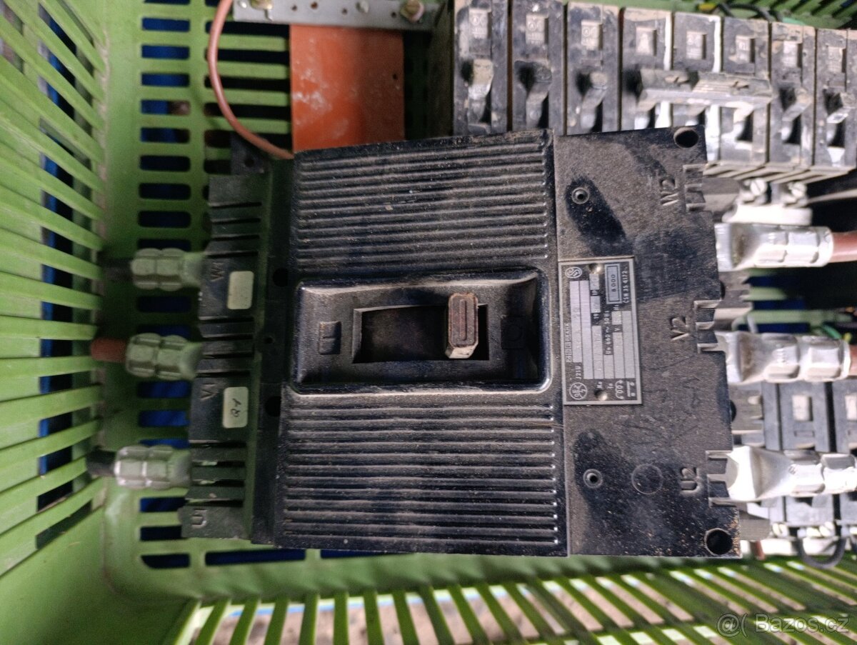 Bakelitové jističe menší větší - 2