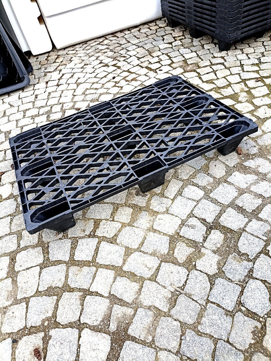 Plastové palety pod dřevo - 2