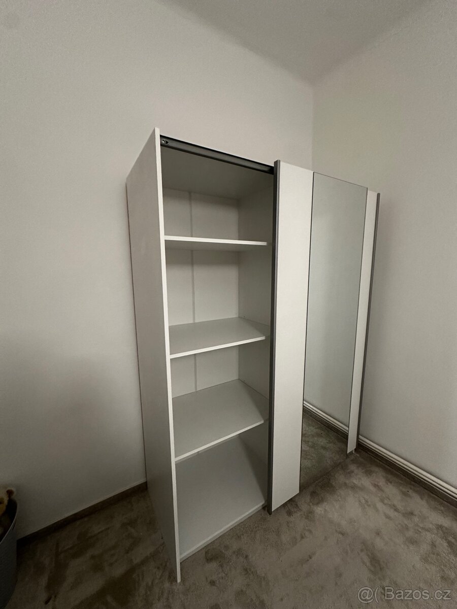 Skříň se zrcadlem - 2