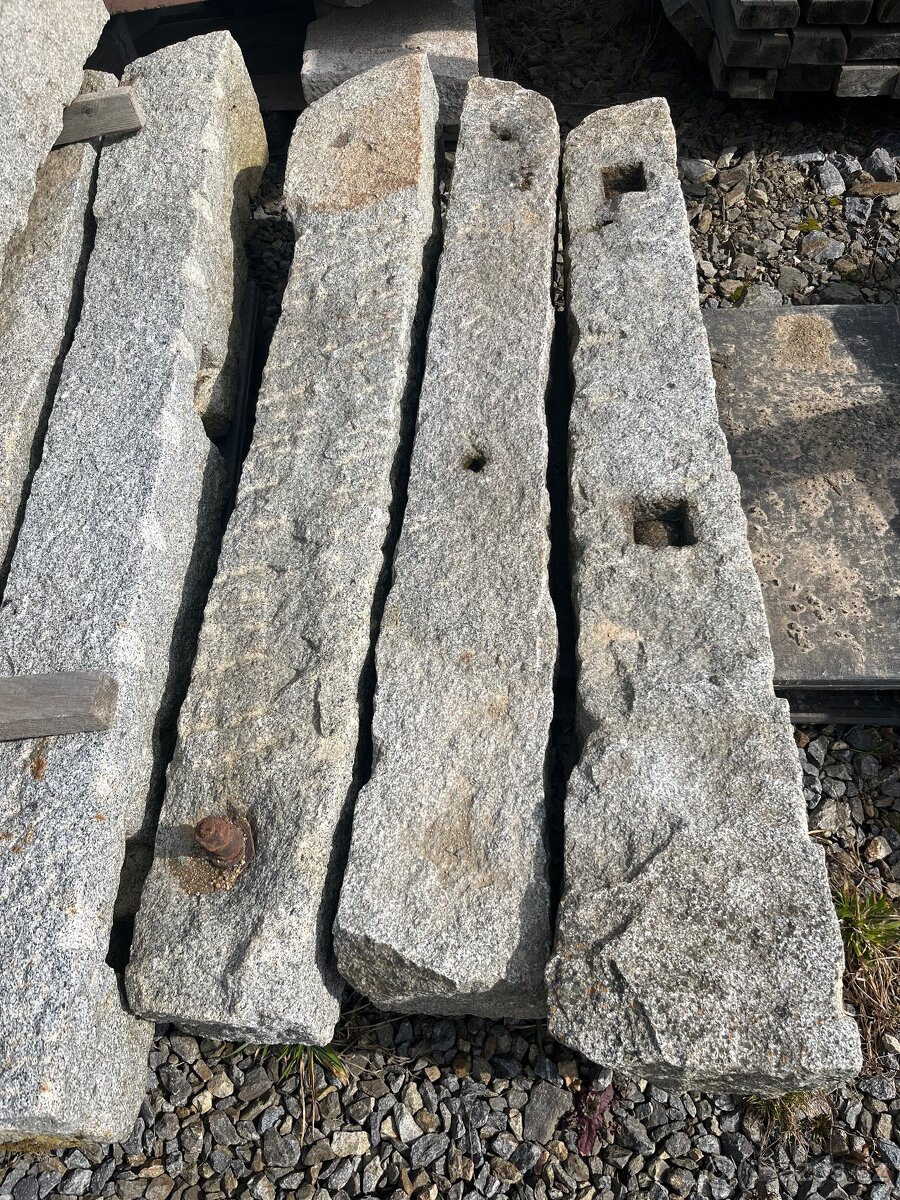 Plotove sloupky žulové - 2