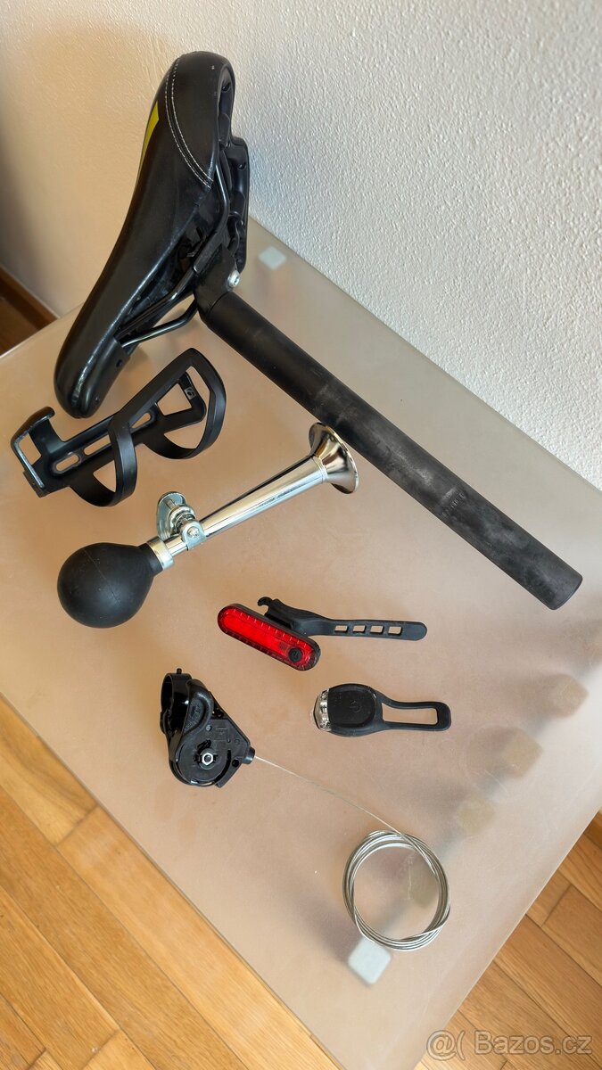 Set cyklistických doplňků a dílů - 2