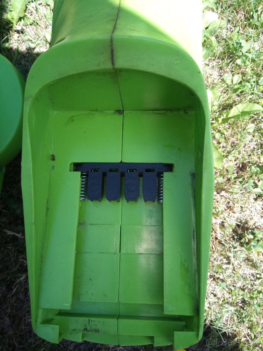AKU NŮŽKY NA PLOT ZN.FIELDMANN a vysavač - 2
