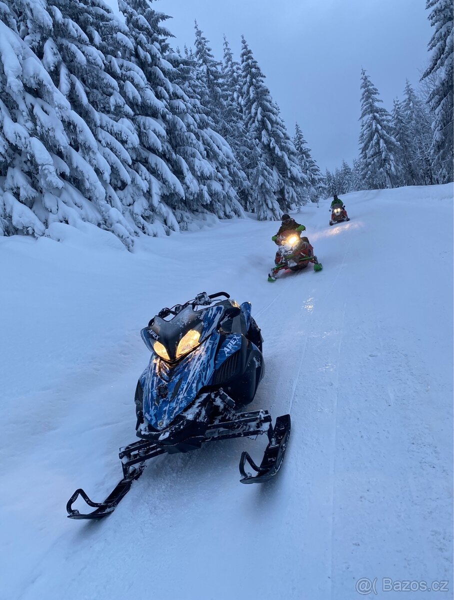 Yamaha Apex GT sněžný skútr - 2