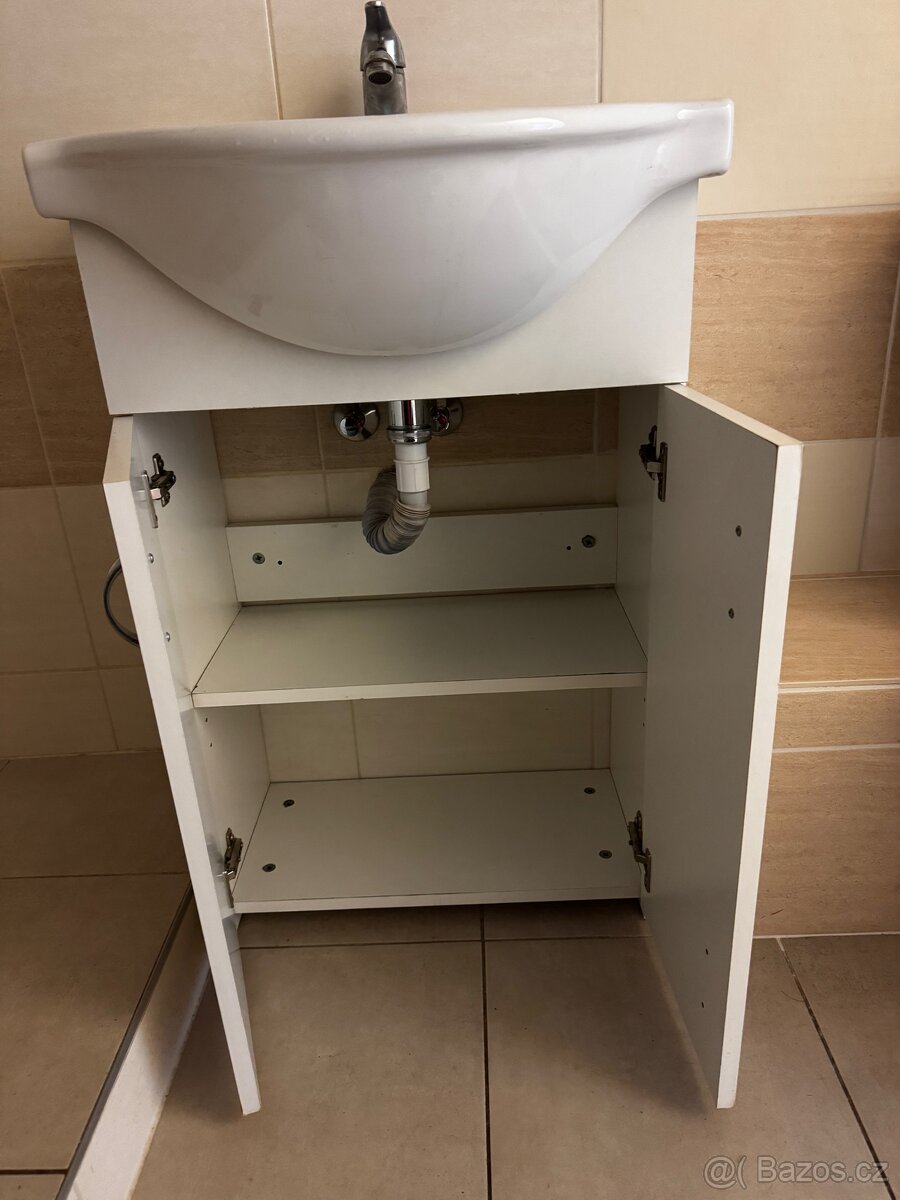 Koupelnová skříňka s umyvadlem a baterií - 2