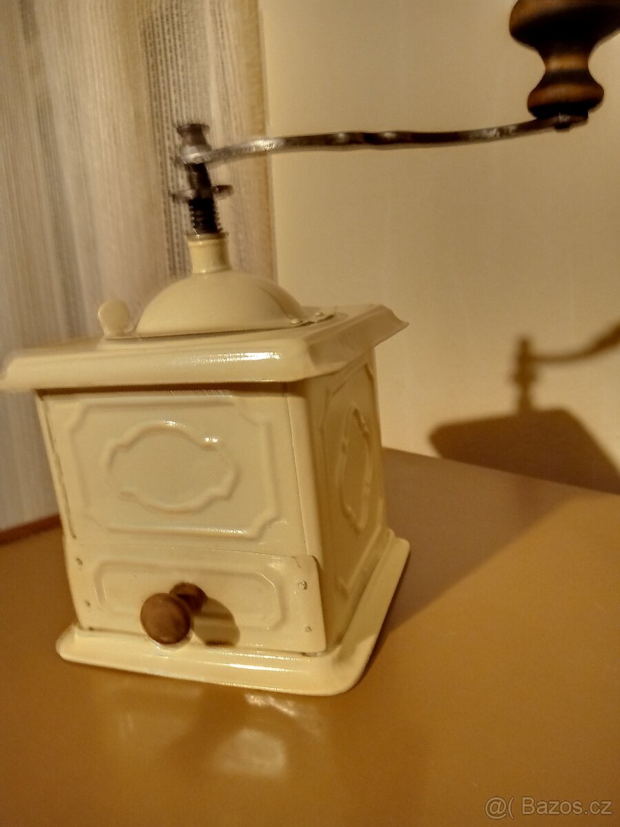 Mlýnek na kávu z poč. 20. stol. - 2
