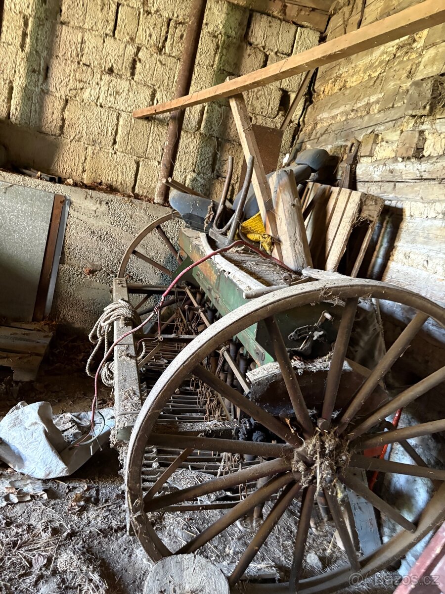 Historický secí stroj - 2