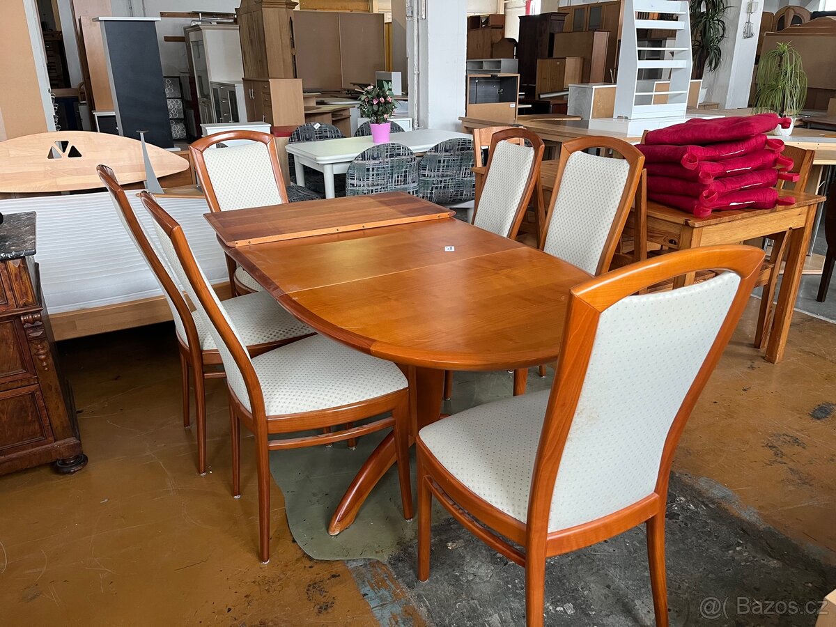 Jídelní stůl se židlemi. - 2