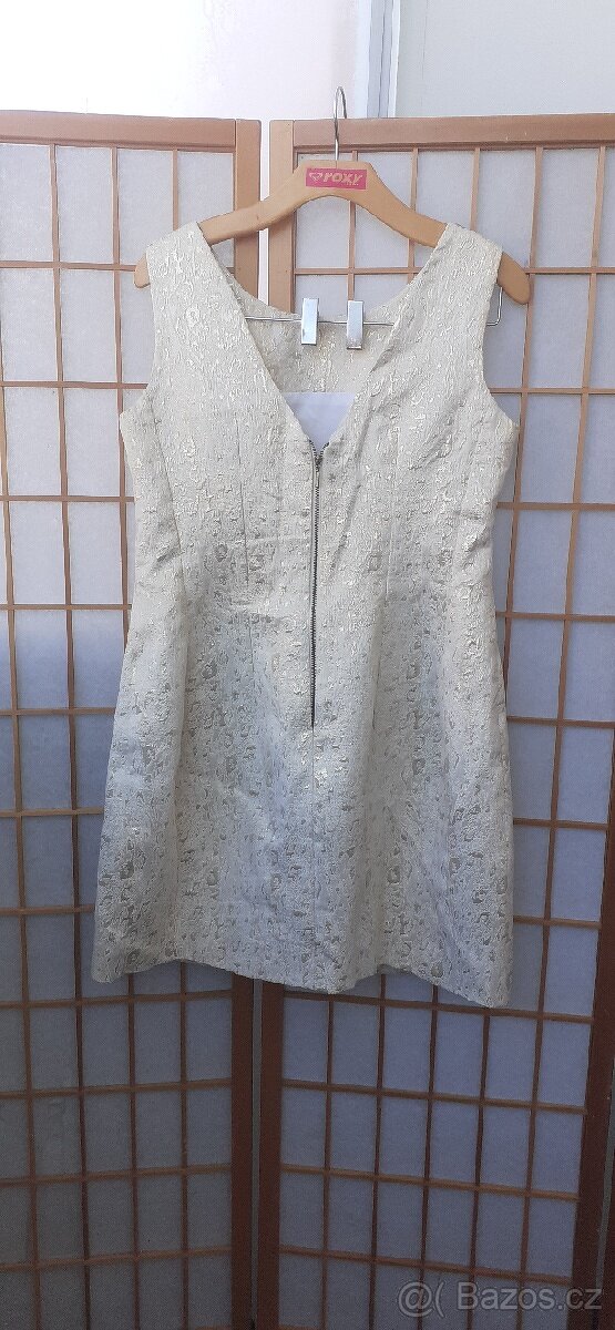 40, zlate pouzdrove saty - 2