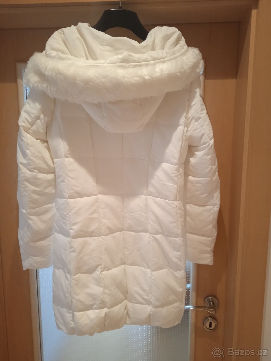 Bílý prošívaný kabát s kapucí vel.S - 2