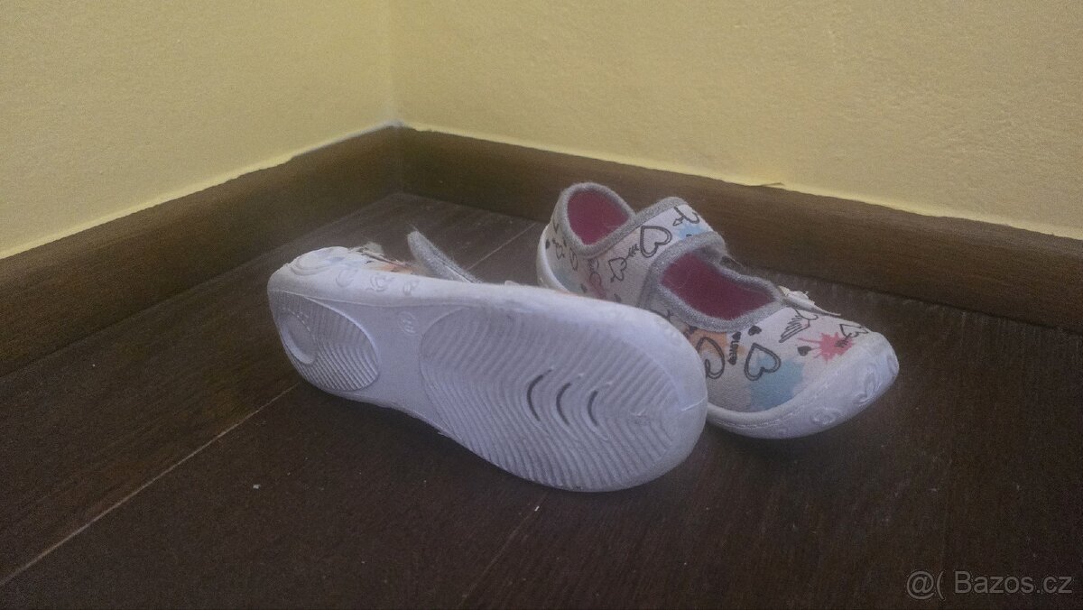 3F DÍVČÍ BÍLÉ BAČKORY LOVE SRDÍČKA 3A3-17
Vel. 28 - 2