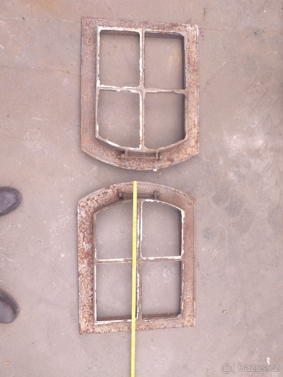Dvě stará výklopná litinová okna - 2