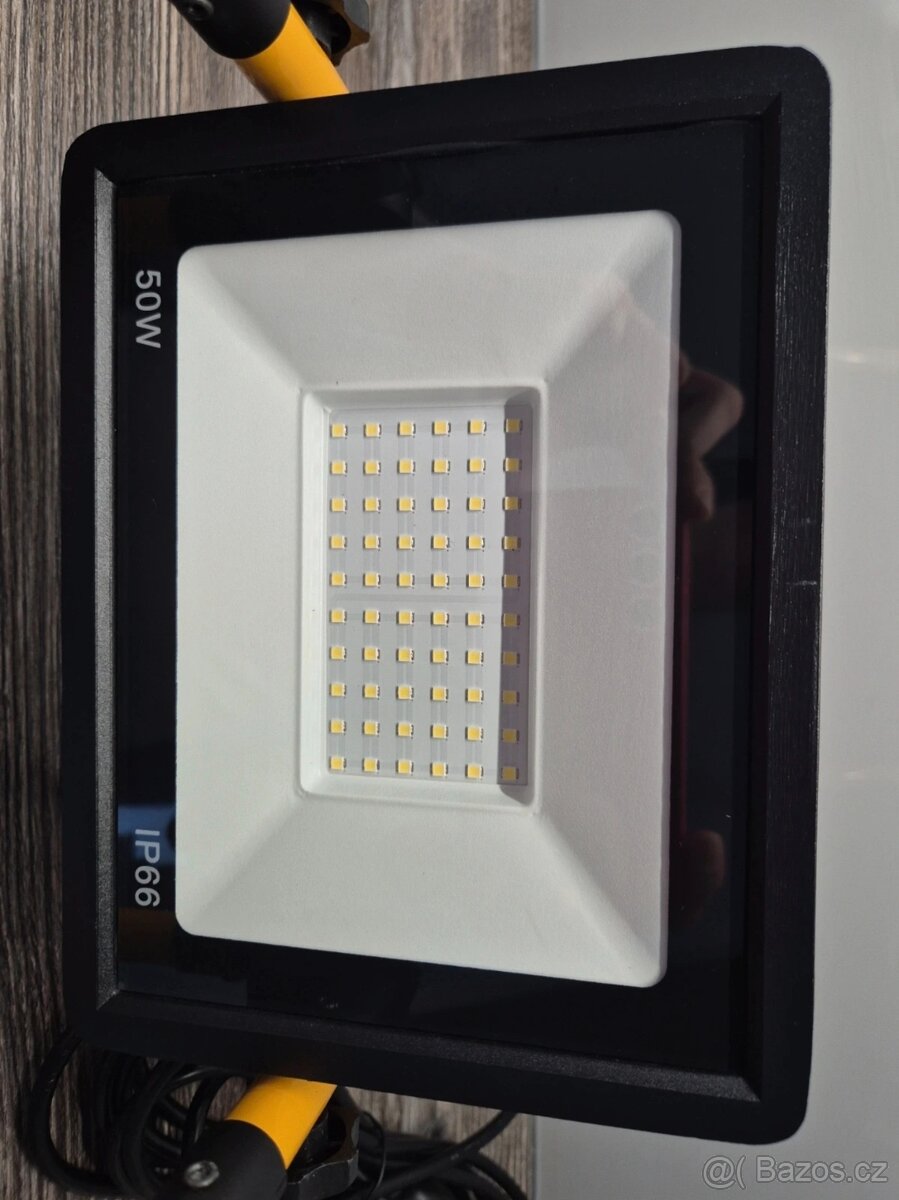 přenosný stavební LED reflektor - 2