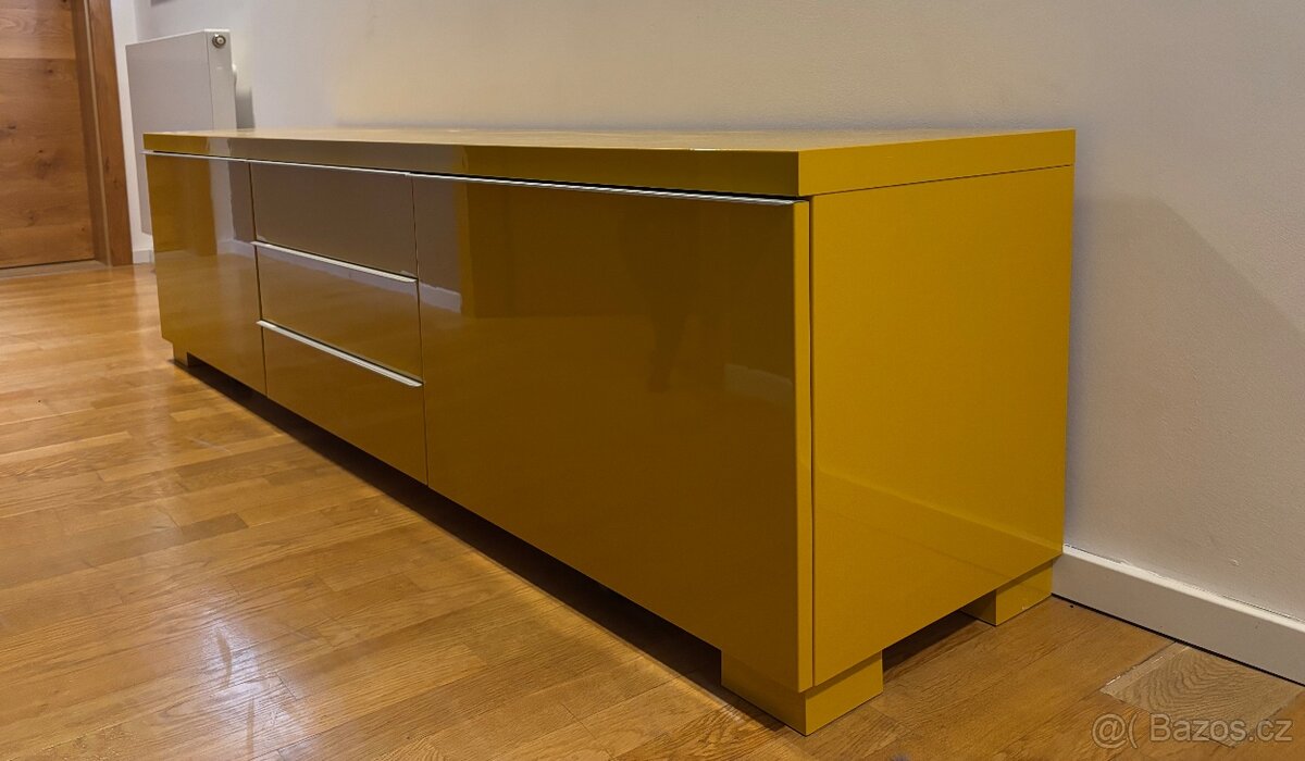 Skříňka pod TV - 2
