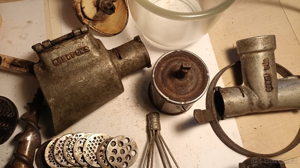 Starý kuchyňský robot UKS E20A + příslušenství - 2