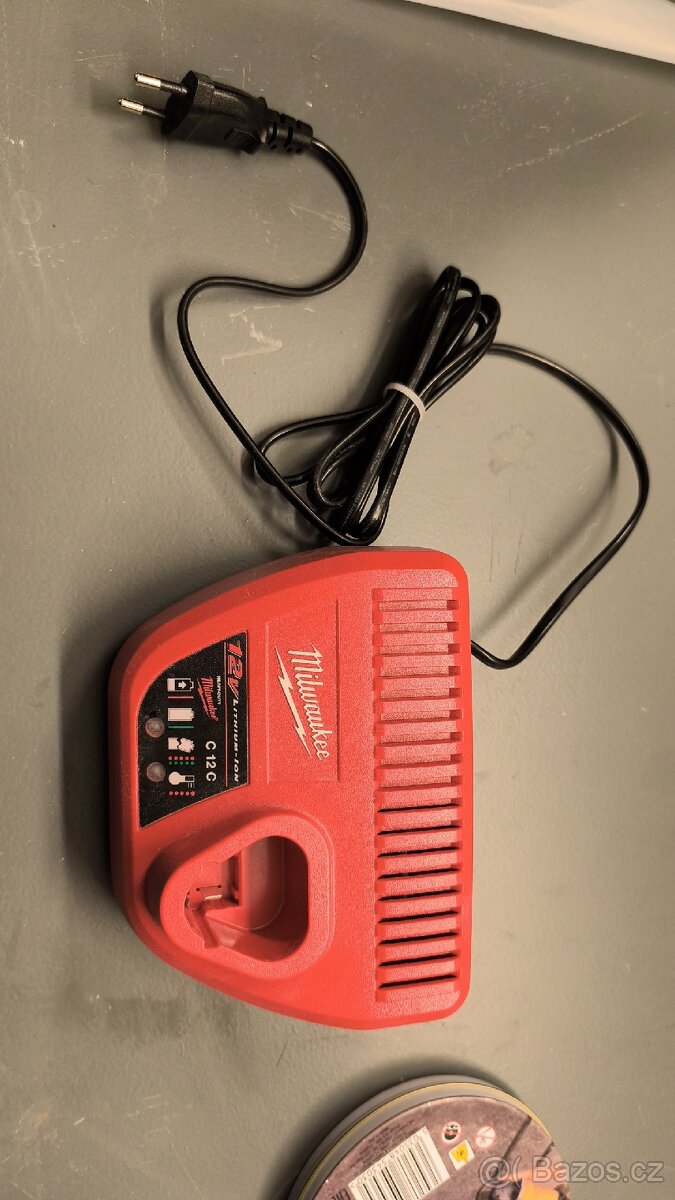 Nabíječka milwaukee M12 - 2