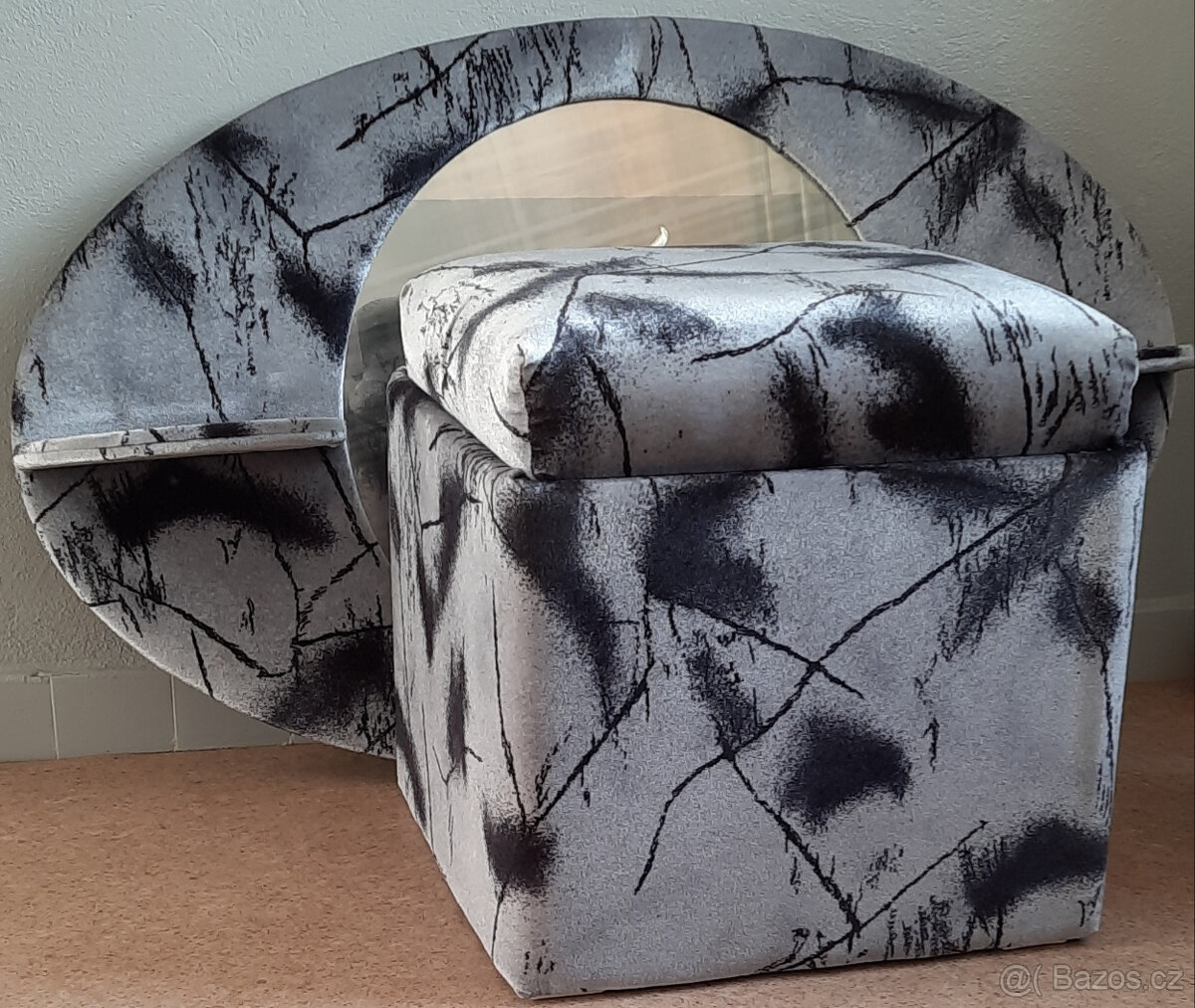 Zrcadlo a taburet - 2