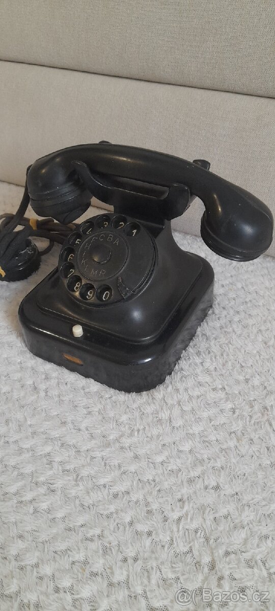 Bakelitový telefon TESLA - 2