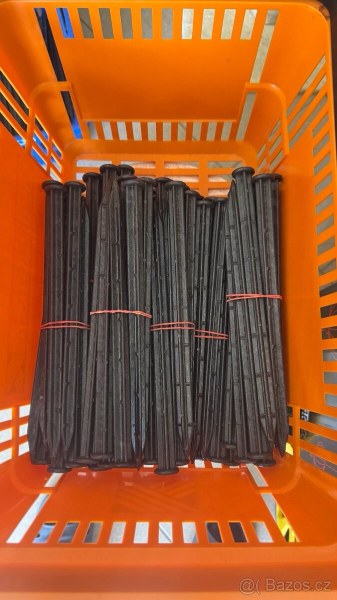 Kolík, trn tvrdý plast k neviditelným obrubníkům - 2