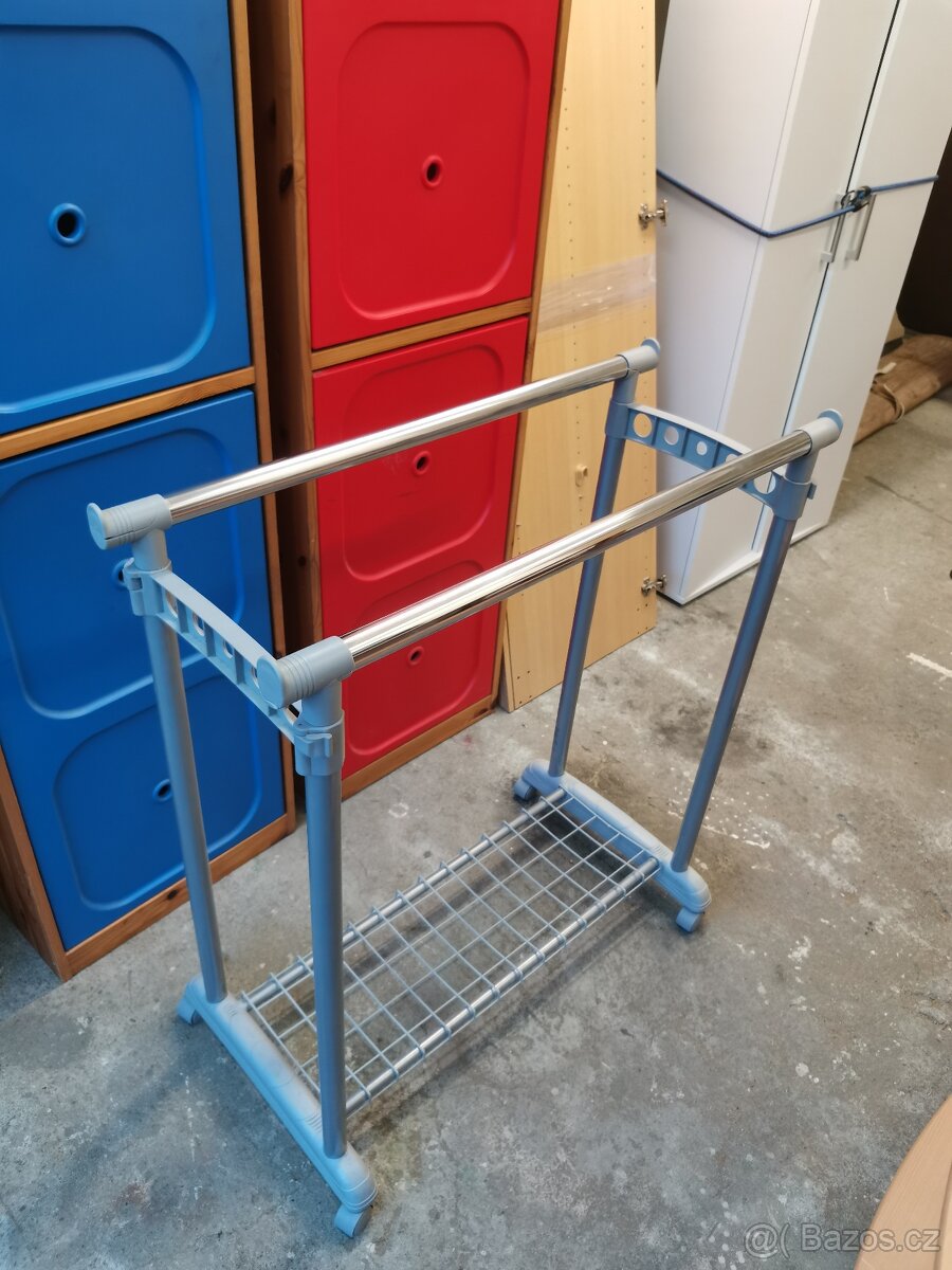 Stojan na oblečení na kolečkách - 2