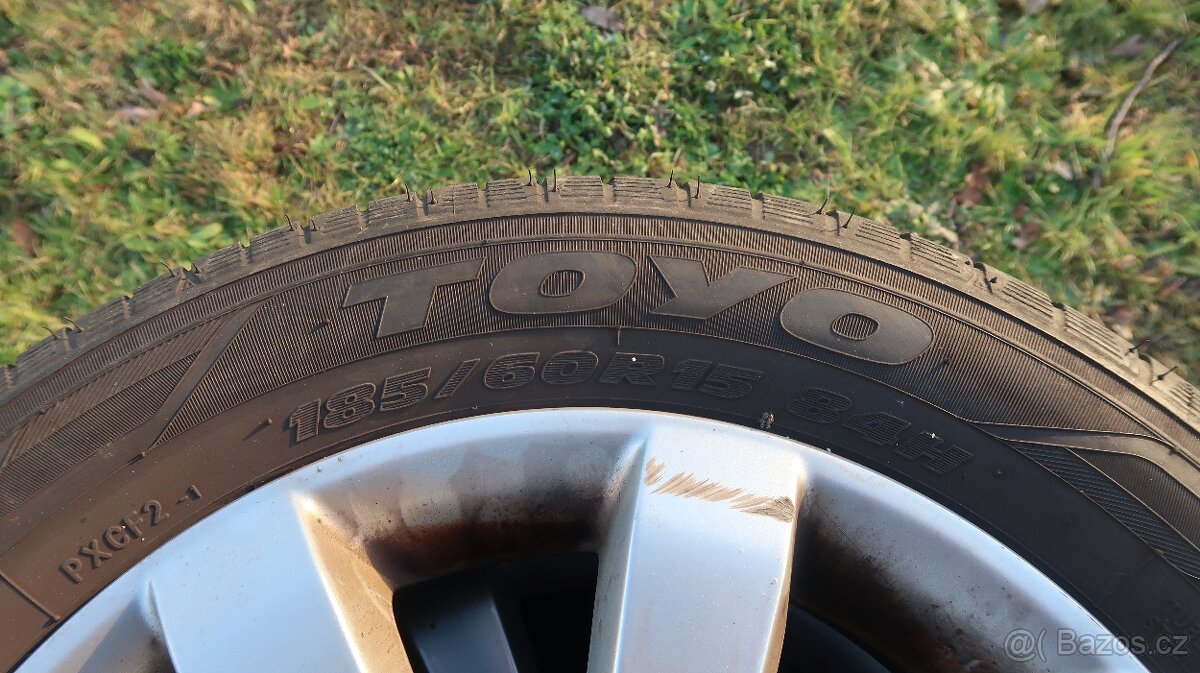 Prodám sadu letních pneu na ORG. ALU discích Toyota Yaris - 2