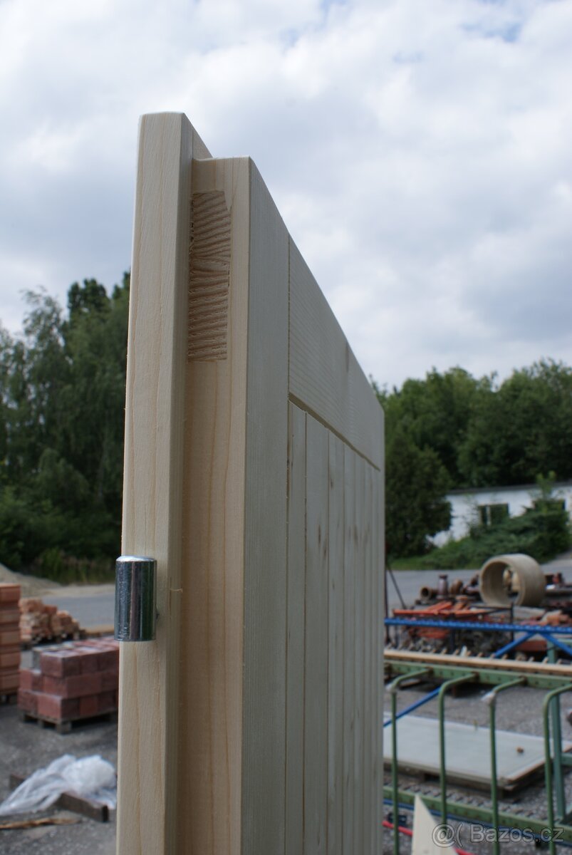 DVEŘE VCHODOVÉ MASIV SMRK "80" - 1x L, 1xP - NOVÉ - 2