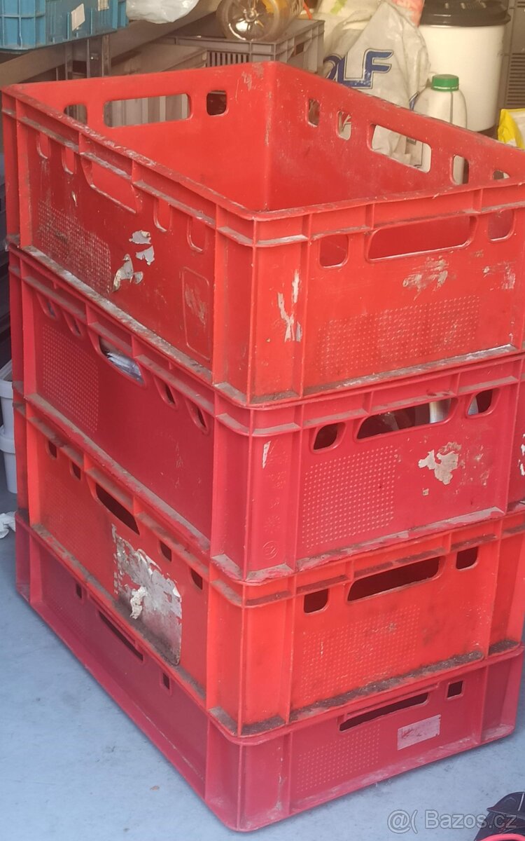červená plastová přepravka na maso E1 - 2