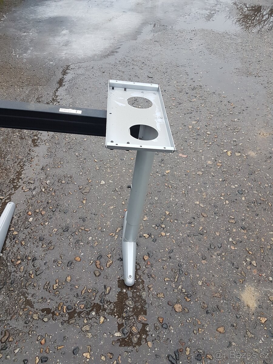Kovová konstrukce stolu. - 2