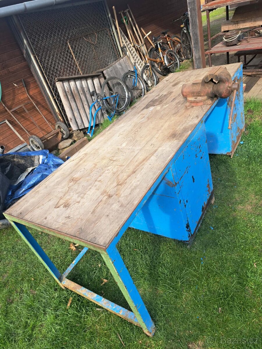 Dílenský ponk se svěrákem - 2