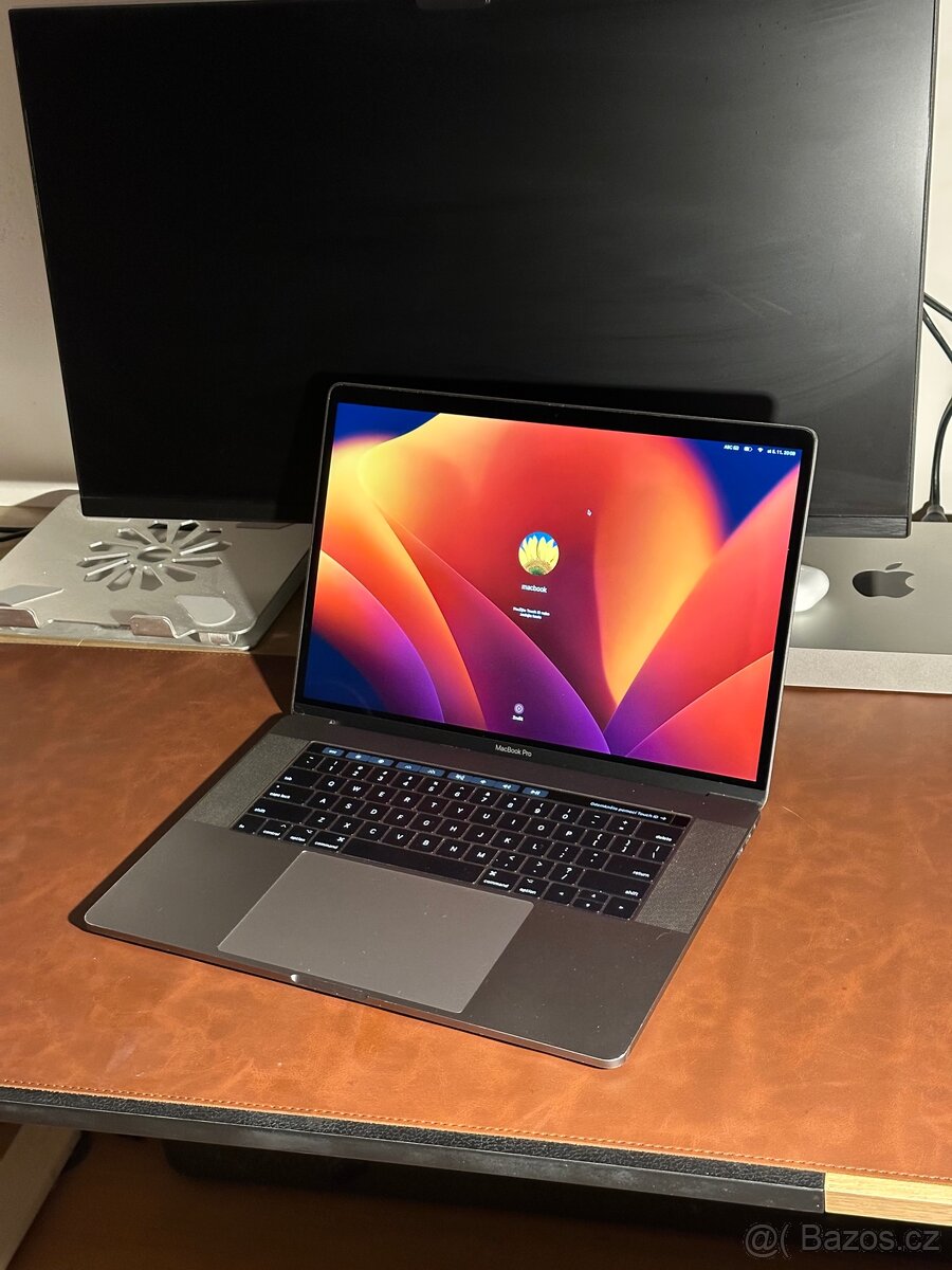 MacBook Pro 15" i7 / 16GB / 256GB / Pro 555 - 2