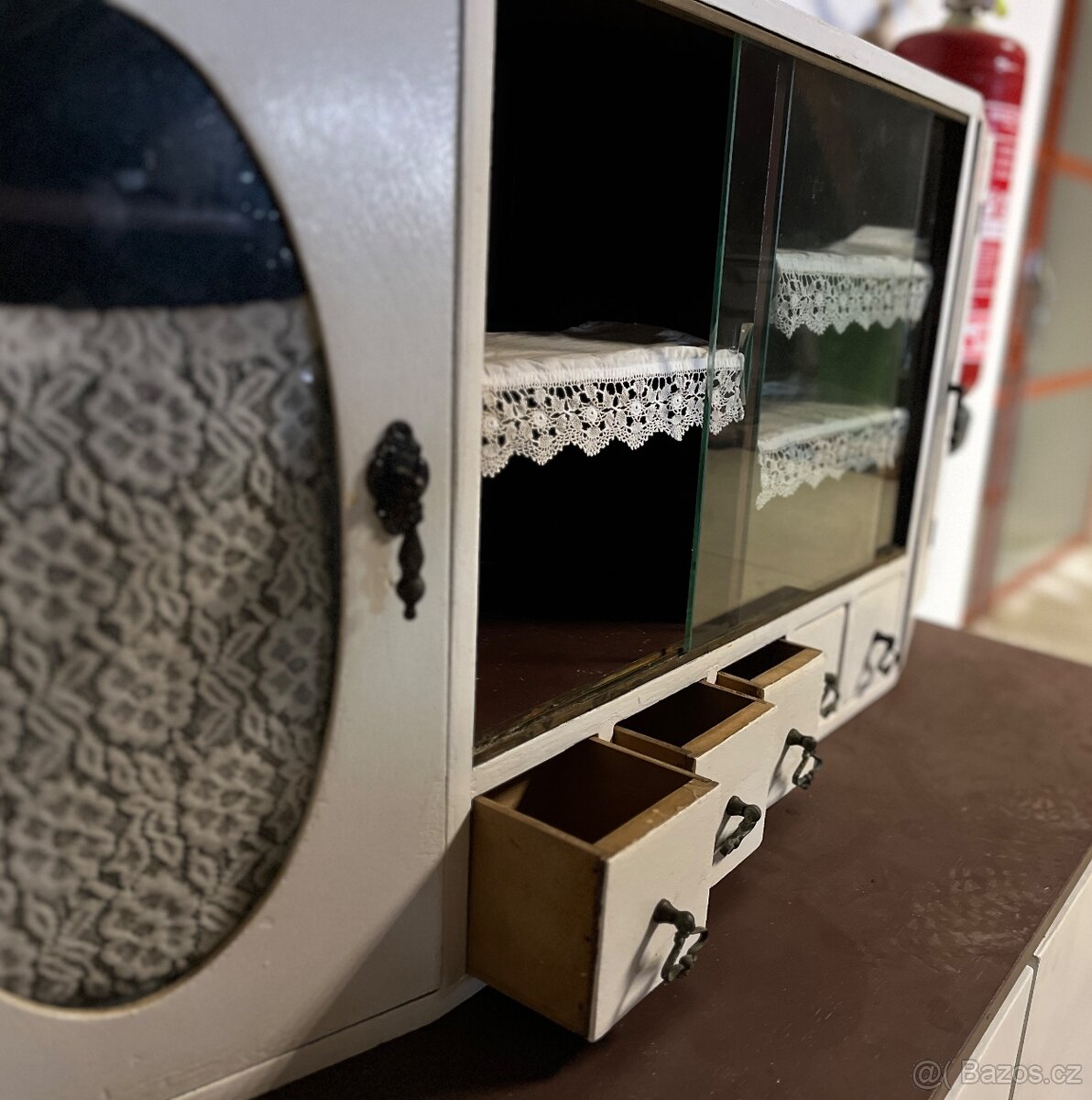 Starobylá zachovalá kredenc - 2