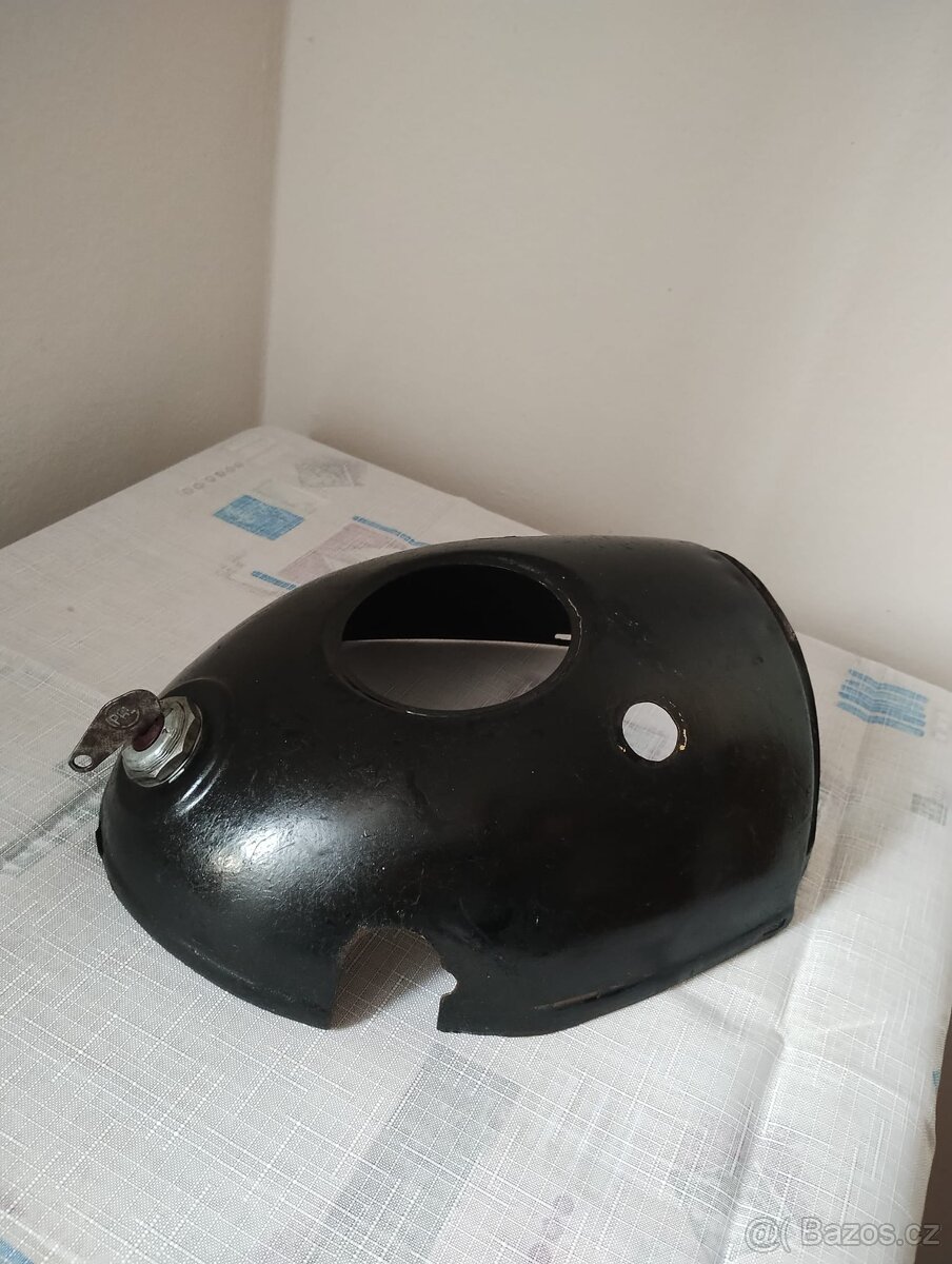 Horní maska ČZ 175/470 sport v originální černé barvě - 2