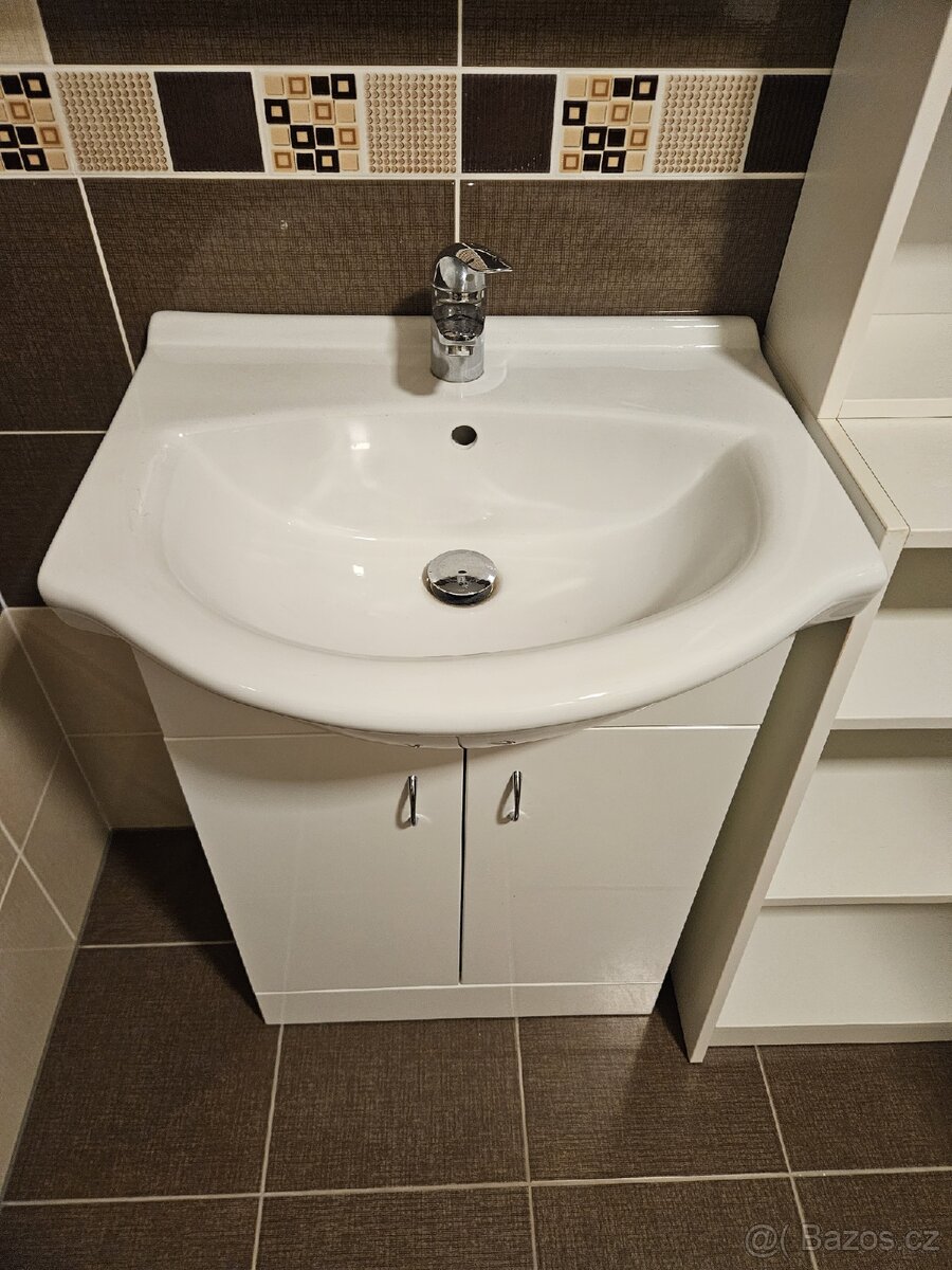 Koupelnová skříňka + umyvadlo - 2