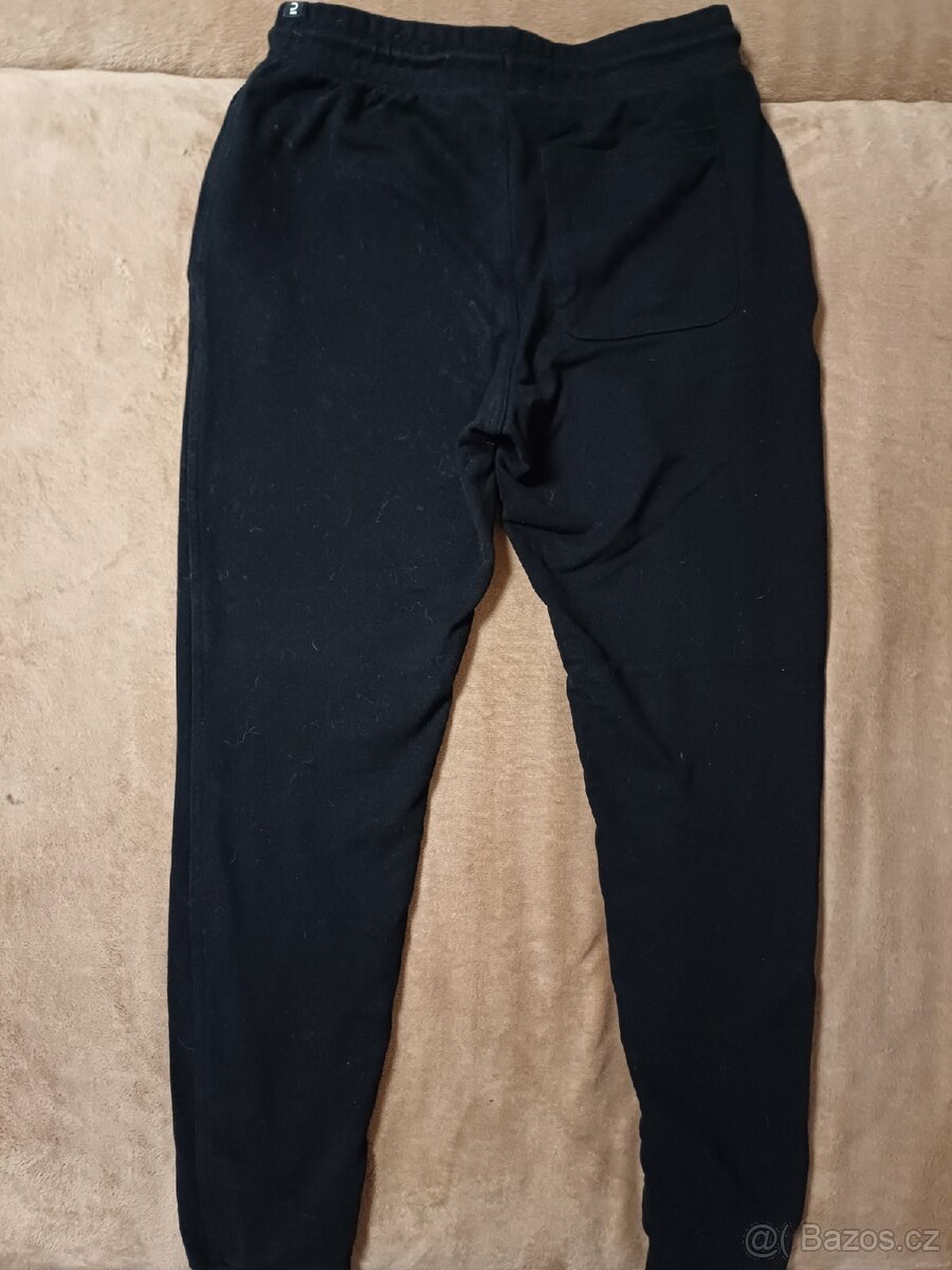 Chlapecké černé tepláky velikost M - 2