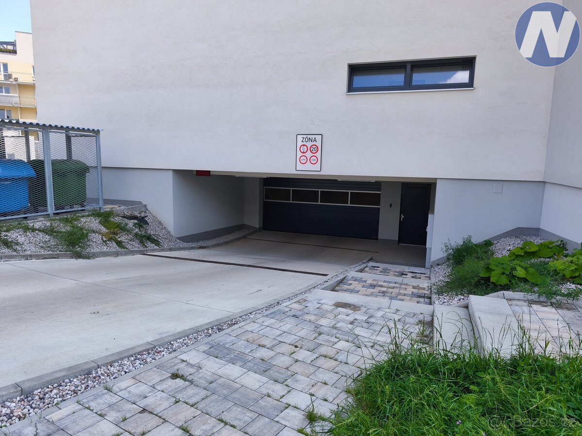 Pronájem garážového stání s vlastní dobíjecí el. stanicí – P - 2