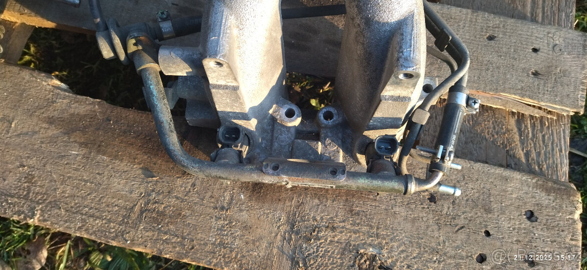 Sání a škrtící klapka suabaru EJ201 - 2