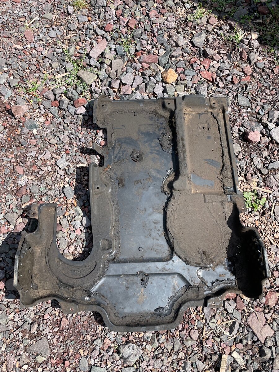 Mercedes W211 E270cdi kryt pod motor - 2