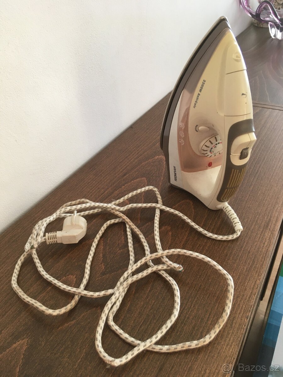 Prodám napařovací žehličku HUYNDAI - 2