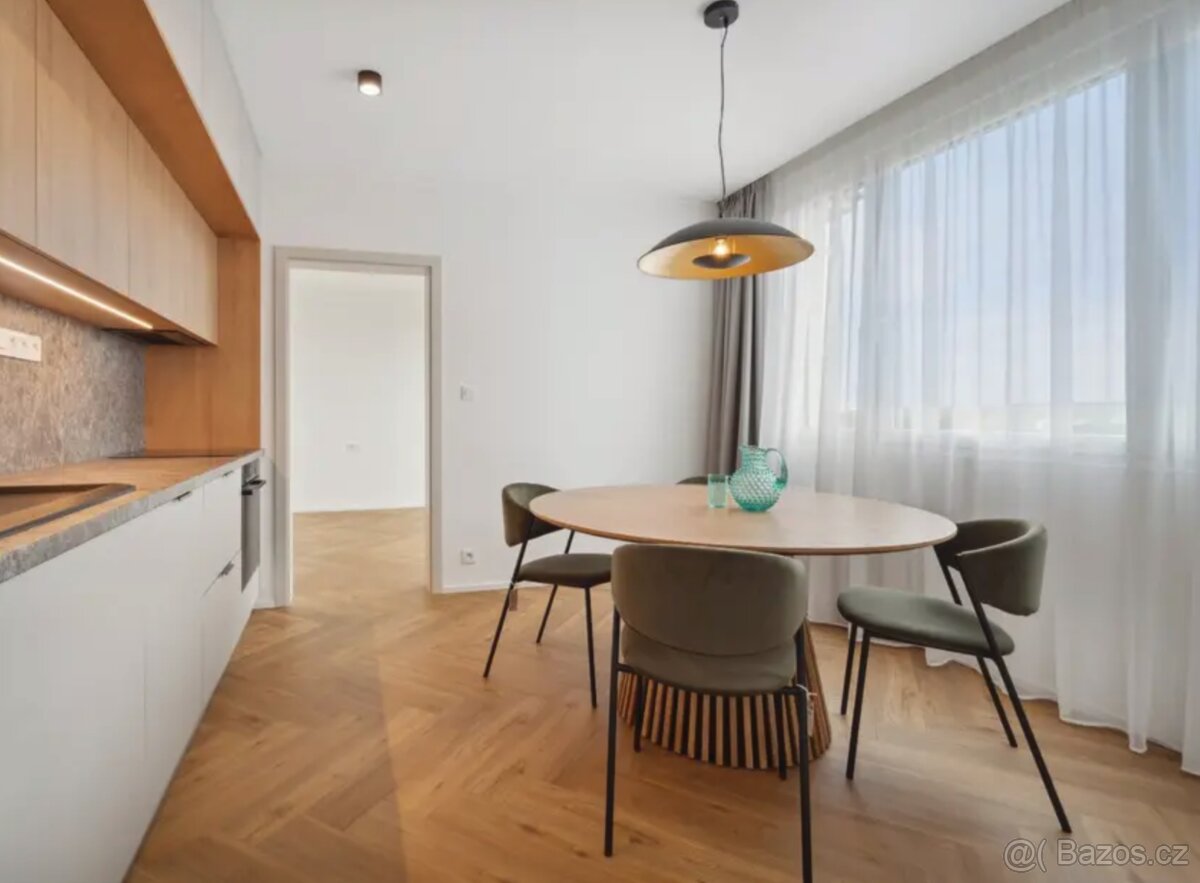 Jídelní stůl masiv, průměr 140cm - 2