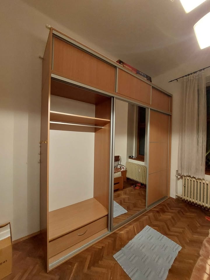 Velká šatní skříň - 2