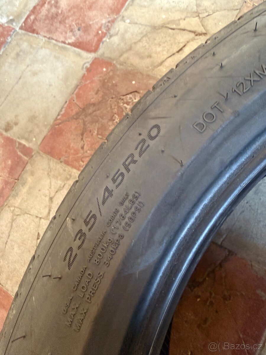 Letní pneu 235/45 R20 - 2