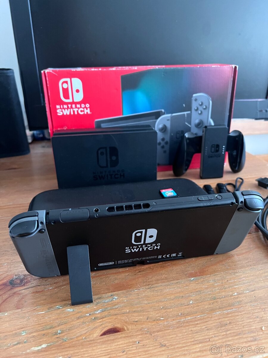Nintendo Switch komplet V2 + možno hra Yoshi - 2