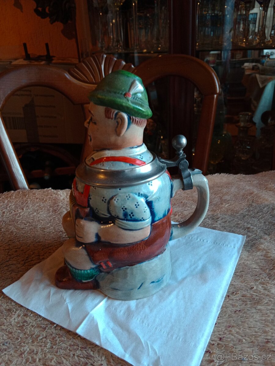 Pěkný,starý ,figurální korbel-harmonikář - 2