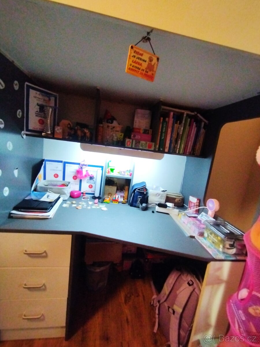 Vyvýšená postel včetně stolu a skříně - 2