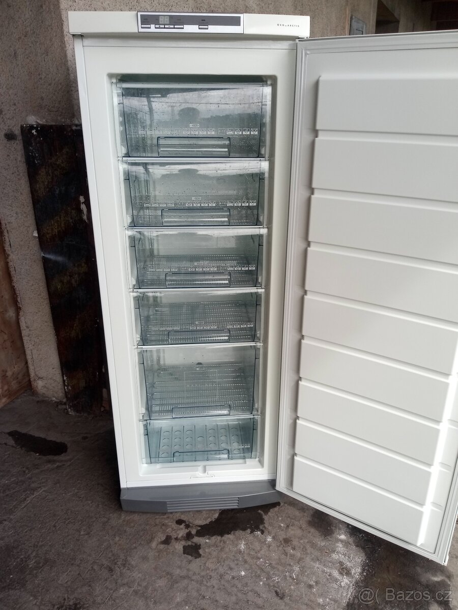 Mrazák AEG - prostorný ( 220 l) - 2